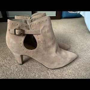 Adorable tan Bella-Vita ankle boots!
